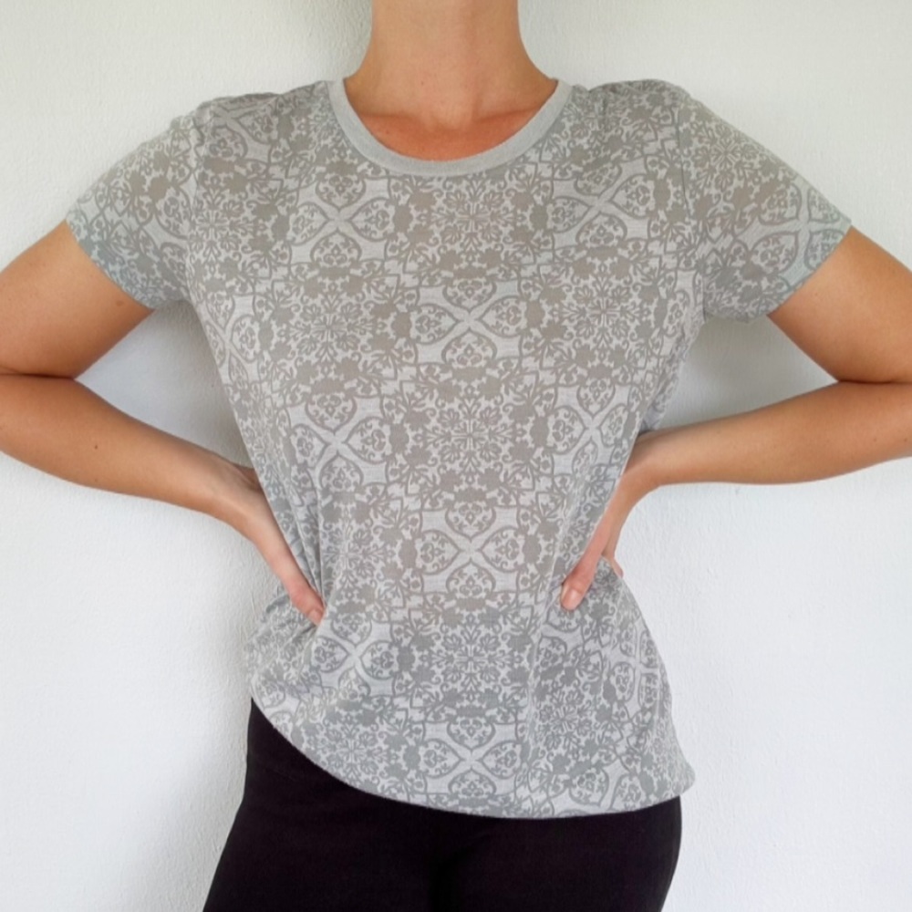 Joe Fresh silver gray henna medallion print short sleeve tee size medium